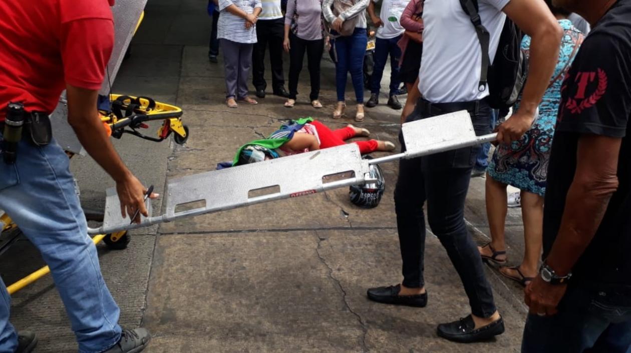 La mujer duró varios minutos tendida en el pavimento mientras llegaba la ambulancia.