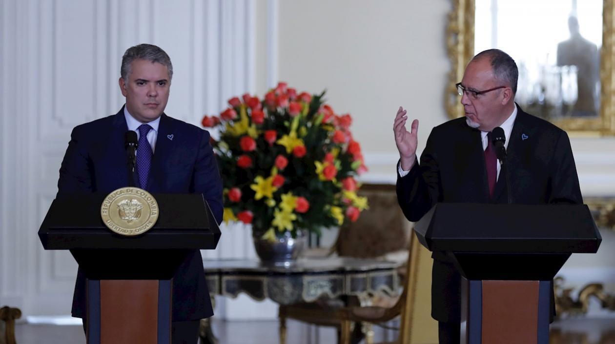 El Presidente Iván Duque y el representante de la Oficina de las Naciones Unidas contra la Droga y el Delito (UNODC), Pierre Lapaque.