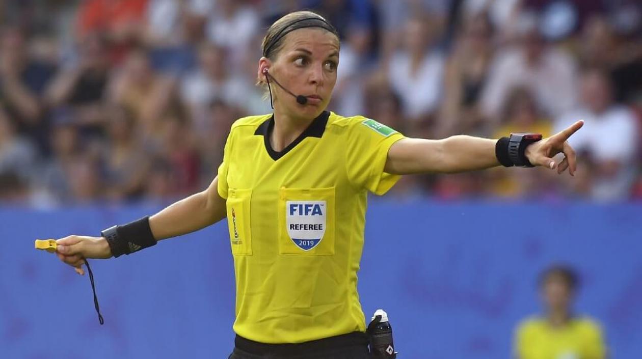 Stéphanie Frappart se convertirá en la primera mujer que dirige una final masculina de competición europea.