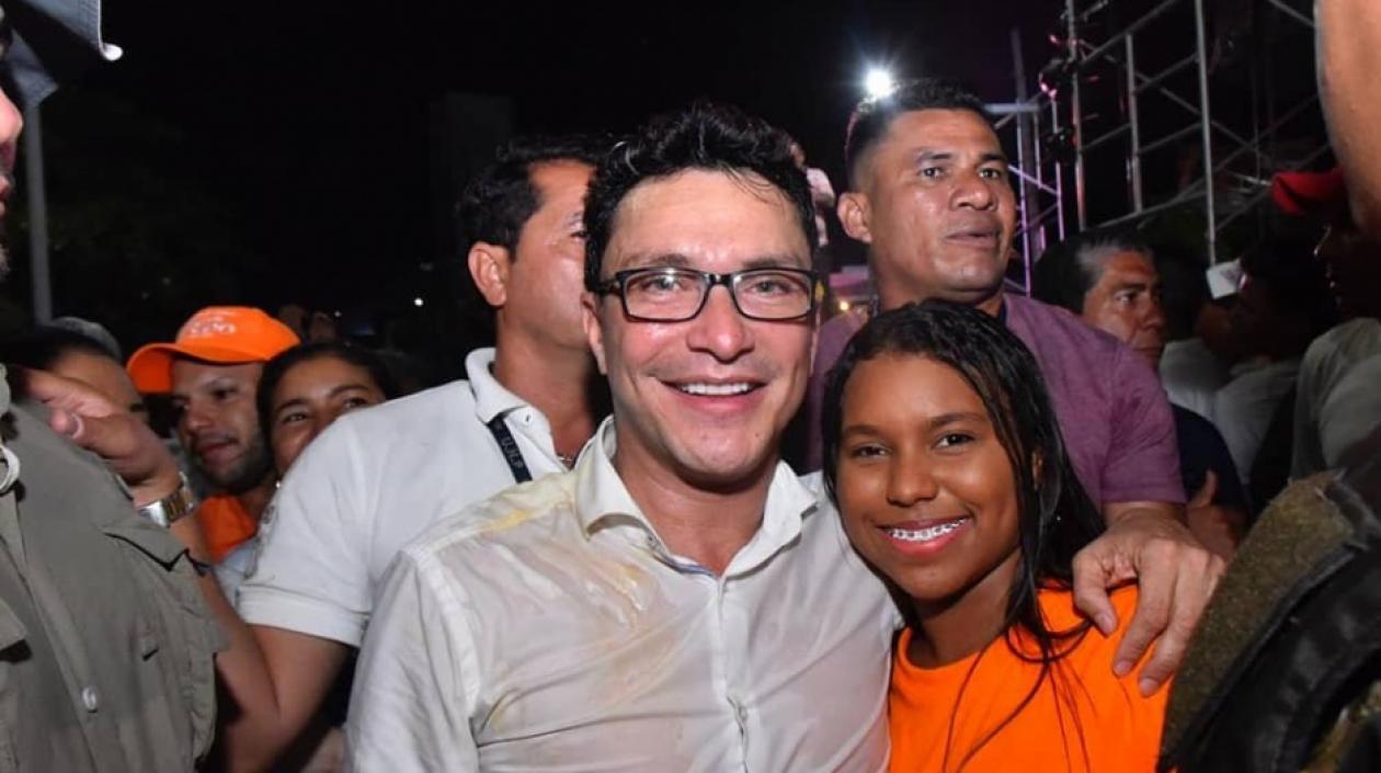 Carlos Caicedo, bañado en huevo, en medio del evento.