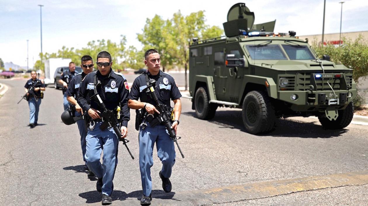 La Policía local controlando la zona de los hechos.