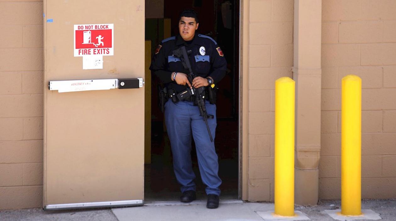 Un agente de la Policía vigilando en el lugar de los hechos.