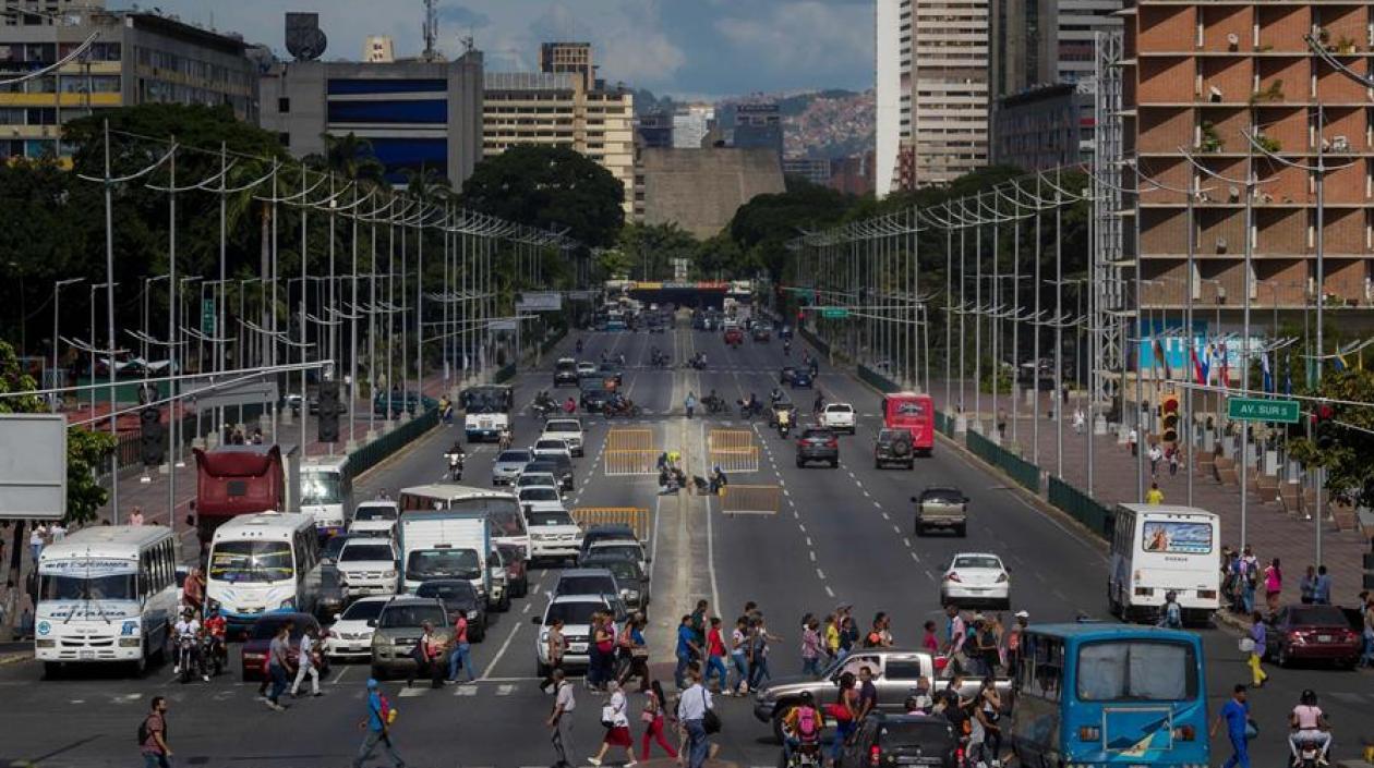 Fotografía que muestra una vista de la Avenida Bolivar, donde tuvo lugar una explosión frente a la tarima donde estaba el presidente de Venezuela, Nicolás Maduro, en Caracas (Venezuela).