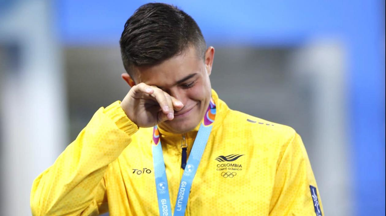 Lágrimas de emoción tras recibir la medalla de oro.