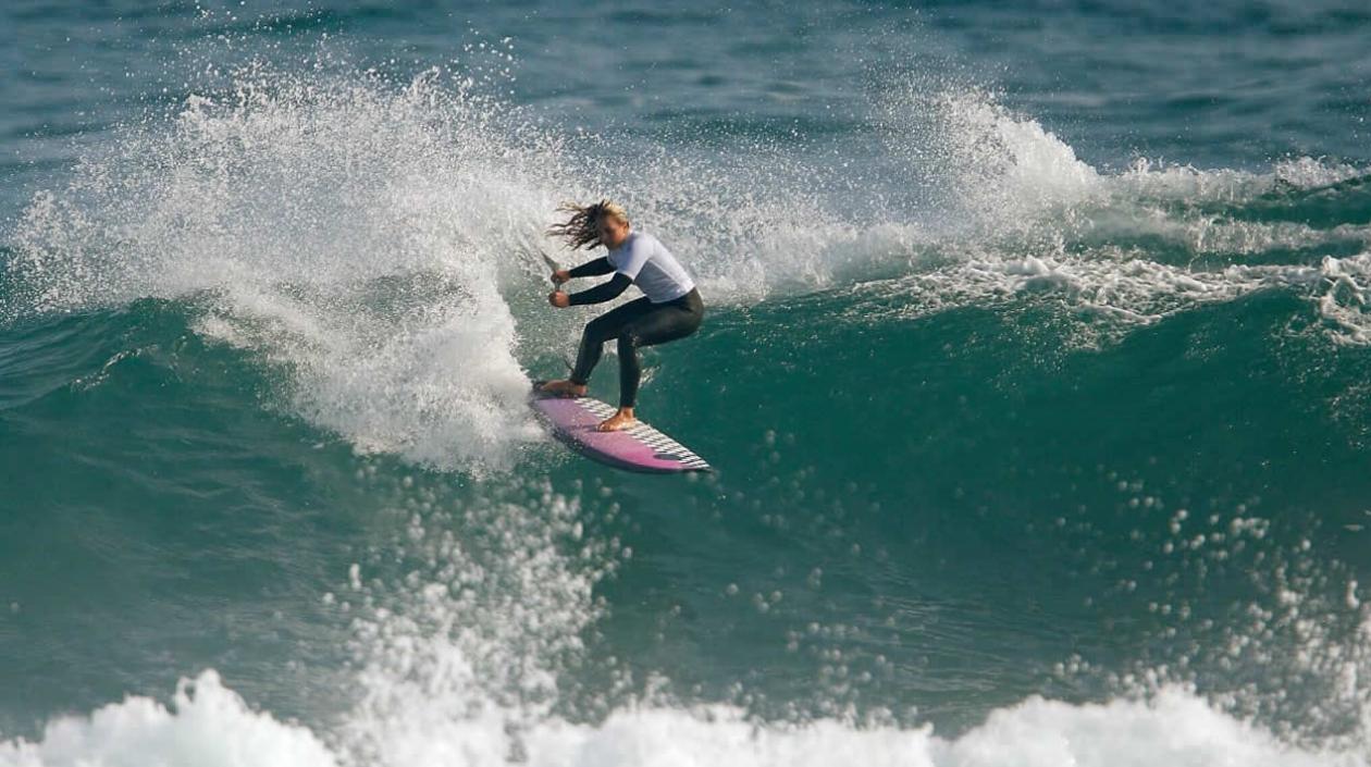 Isabella Gómez remonta una ola
