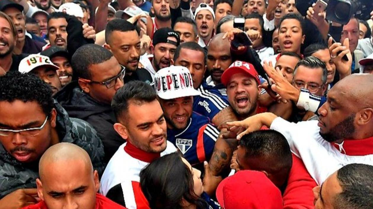 Dani Alves a su llegada a Sao Paulo.