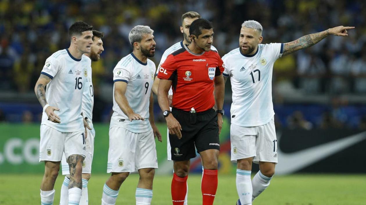 Momento del partido. Argentinos reclaman a Roddy Zambrano.