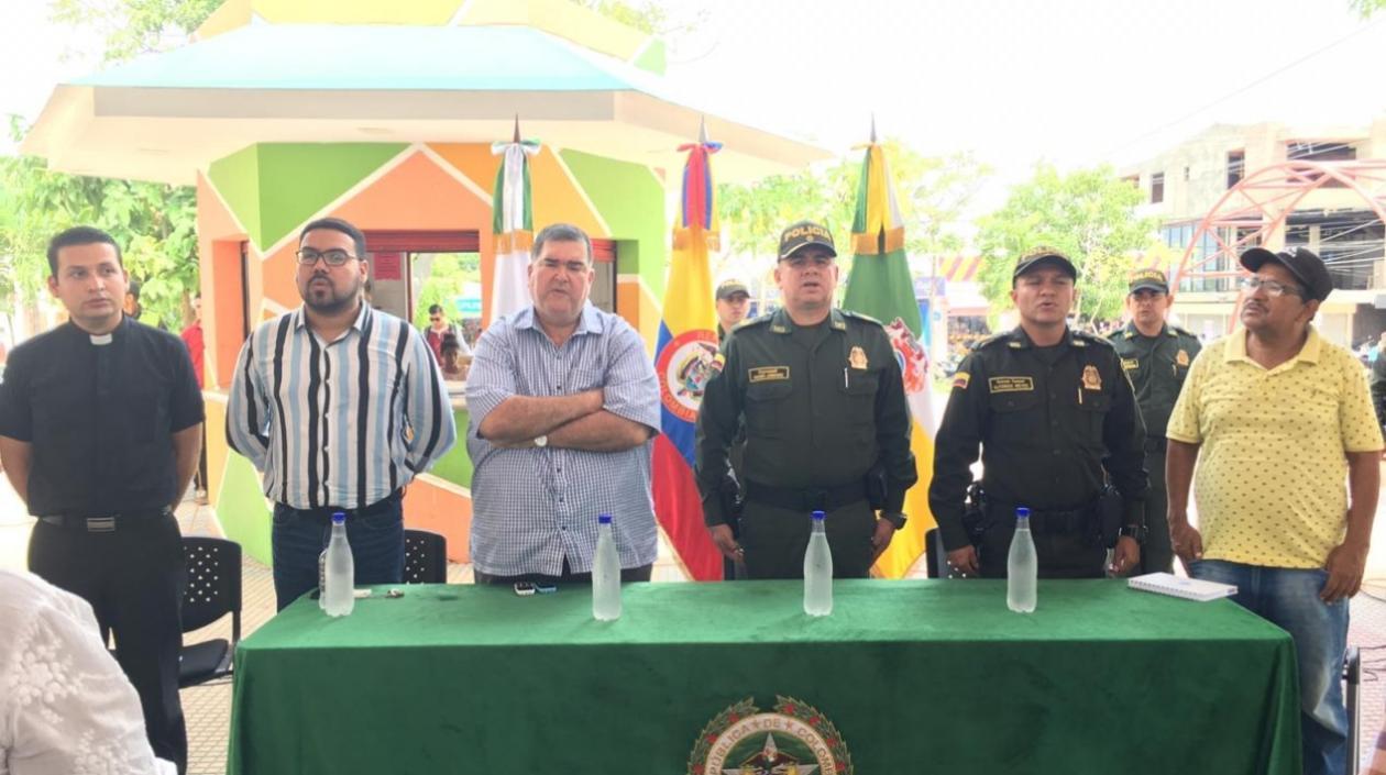 Autoridades al lanzar la campaña en la plaza principal de Sabanalarga.