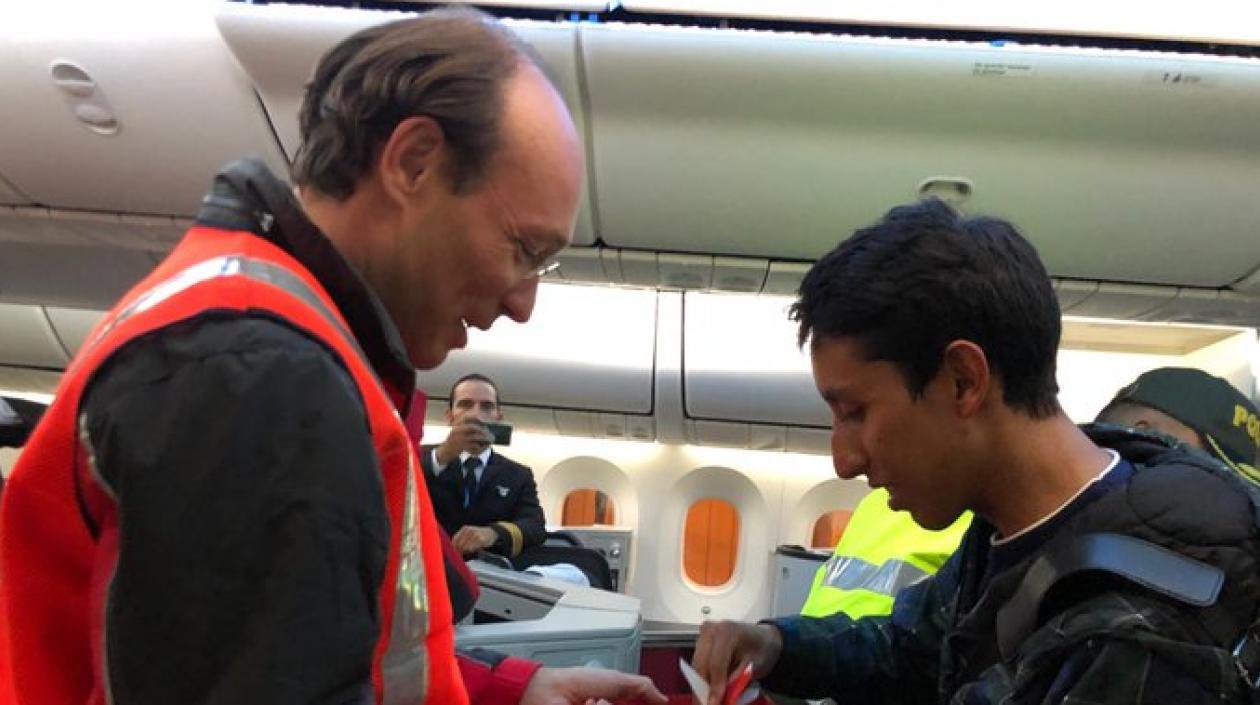 Egan Bernal firma autógrafos en el avión.
