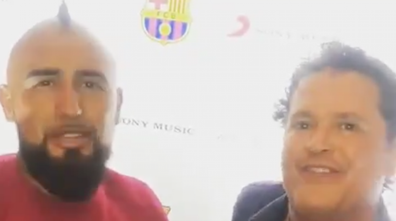 El chileno Arturo Vidal y el cantante Carlos Vives.