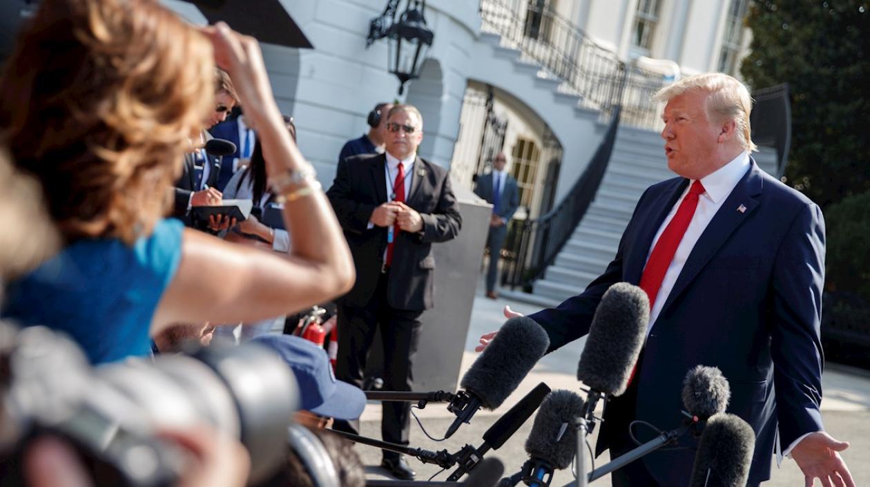 Presidente de EE.UU., Donald Trump, da declaraciones a la prensa.