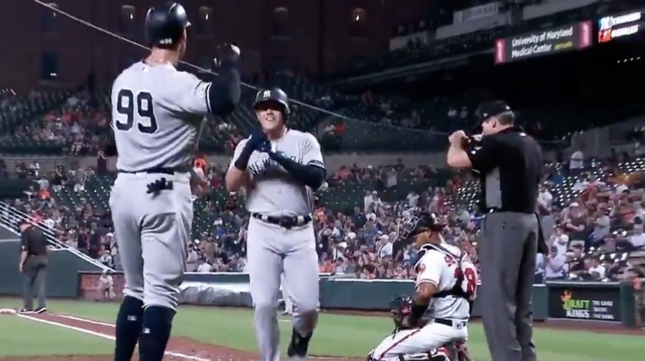 Giovanny Urshela llega al plato tras conectar el primer jonrón de la noche.