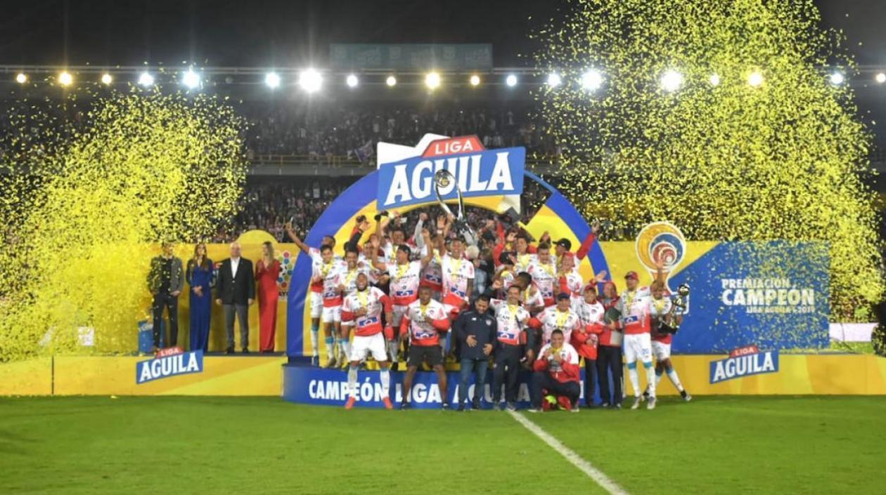 Junior festeja su novena estrella en Bogotá.