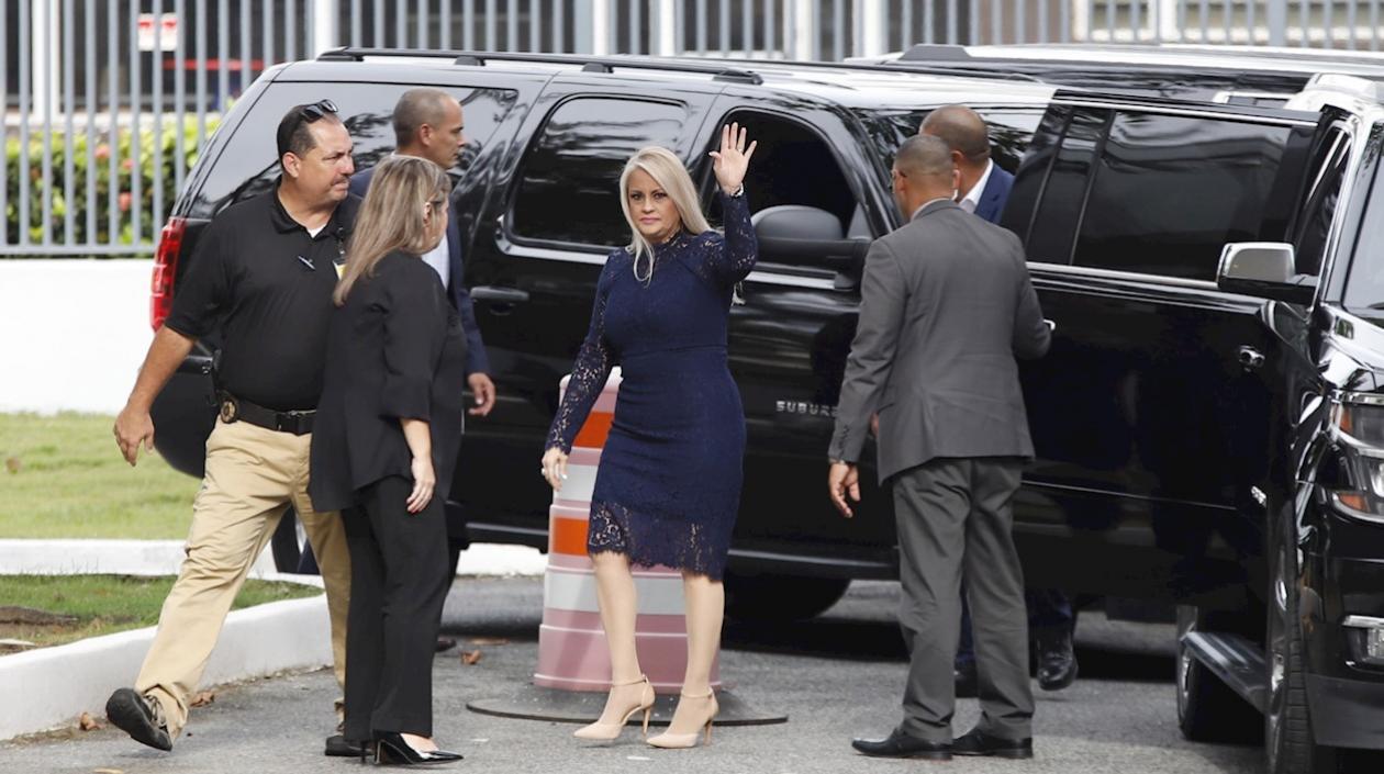 La secretaria de Justicia de Puerto Rico, Wanda Vázquez (c) saluda este miércoles a la entrada del Tribunal Supremo, donde juró como nueva gobernadora de Puerto Rico, en San Juan (Puerto Rico). 