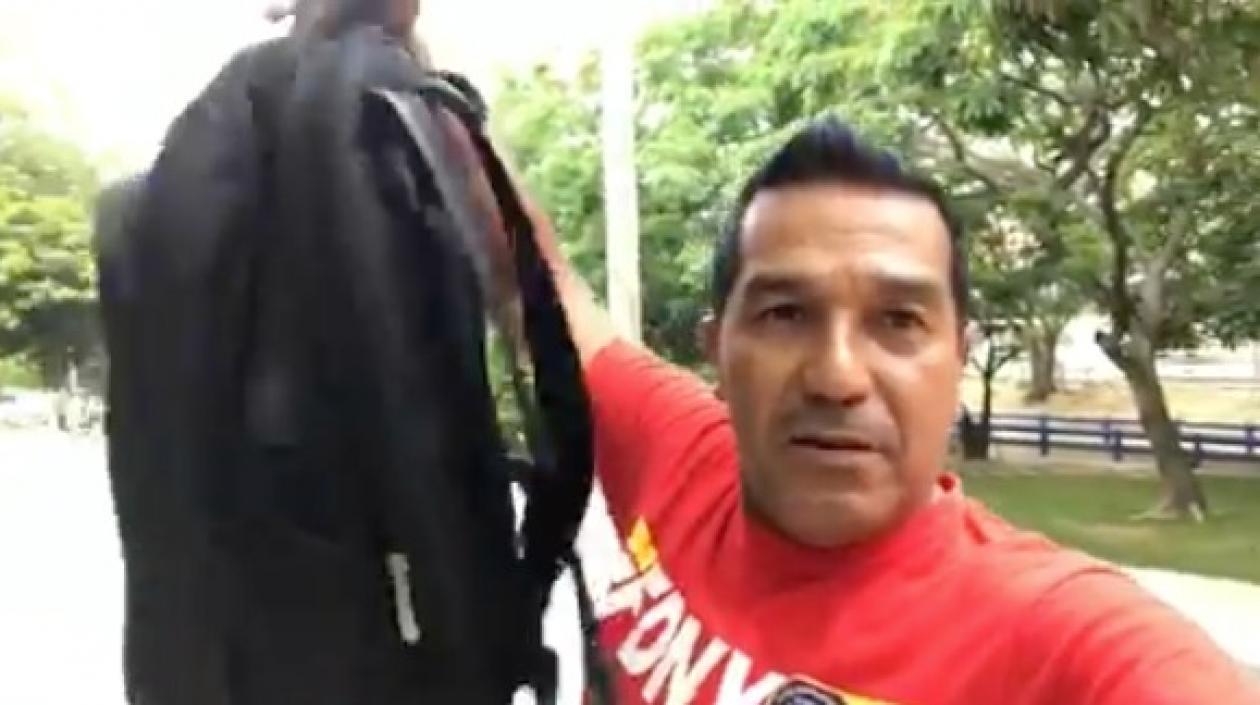 Checo Acosta recuperó morral con sus canciones.