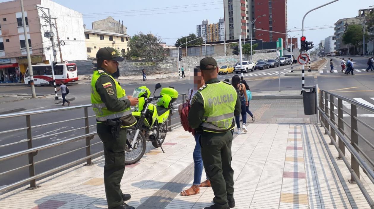 La Policía viene entregando volantes a la ciudadanía para que denuncie a las bandas delincuenciales.