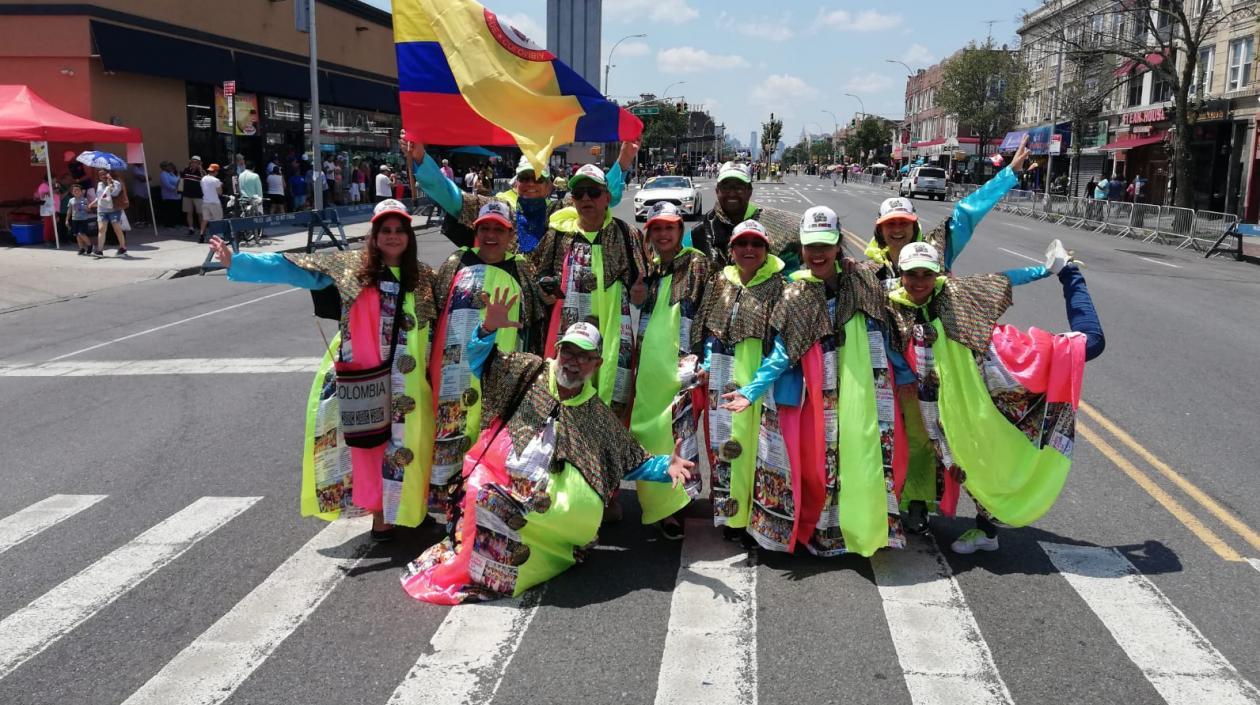 Grupo de monocucos en Nueva York, que hacen parte de 'La Chiva Periodística'