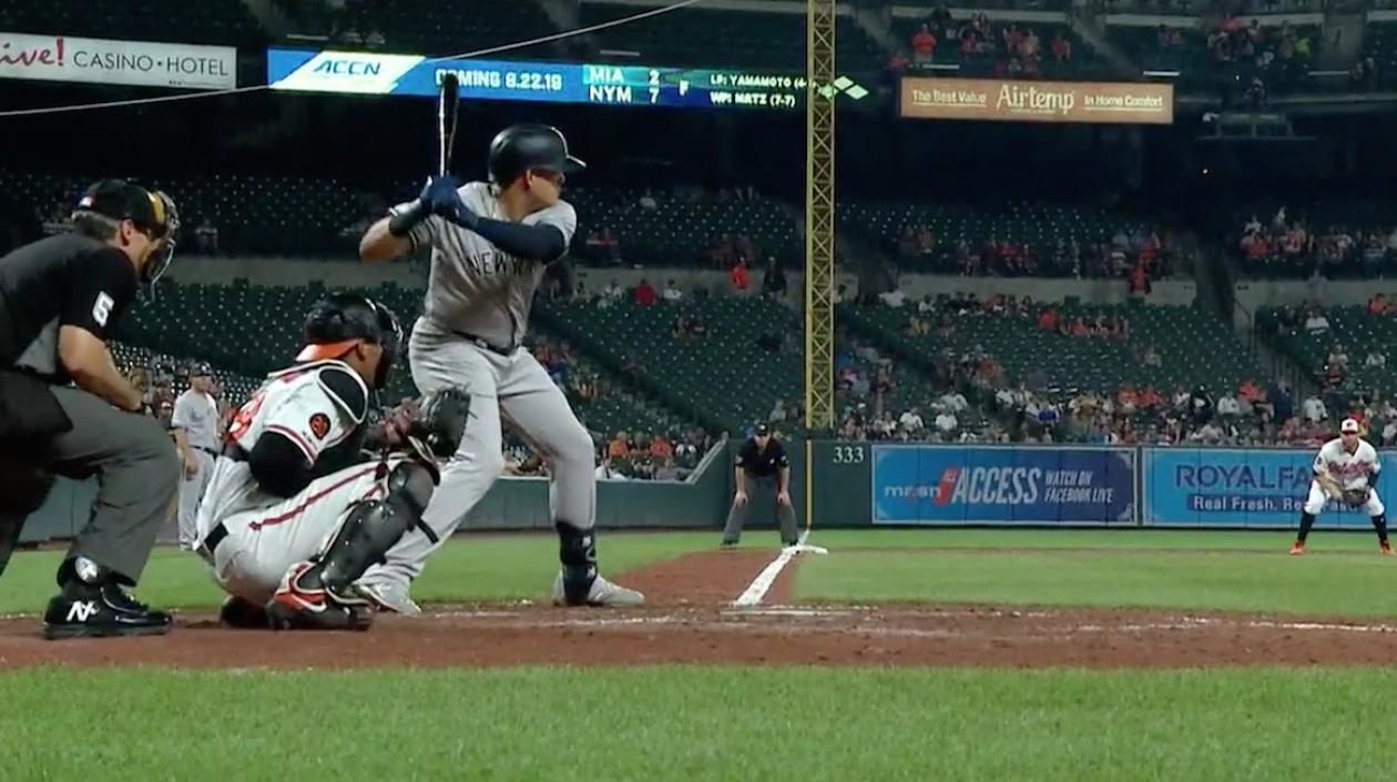 Gio Urshela en turno al bate para conectar uno de los jonrones esta noche.