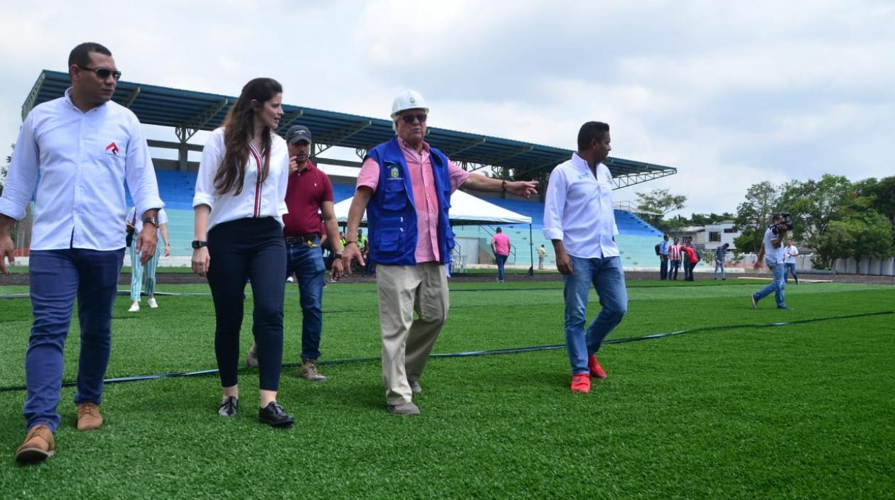Joao Herrera inspecciona obras del estadio de Soledad.