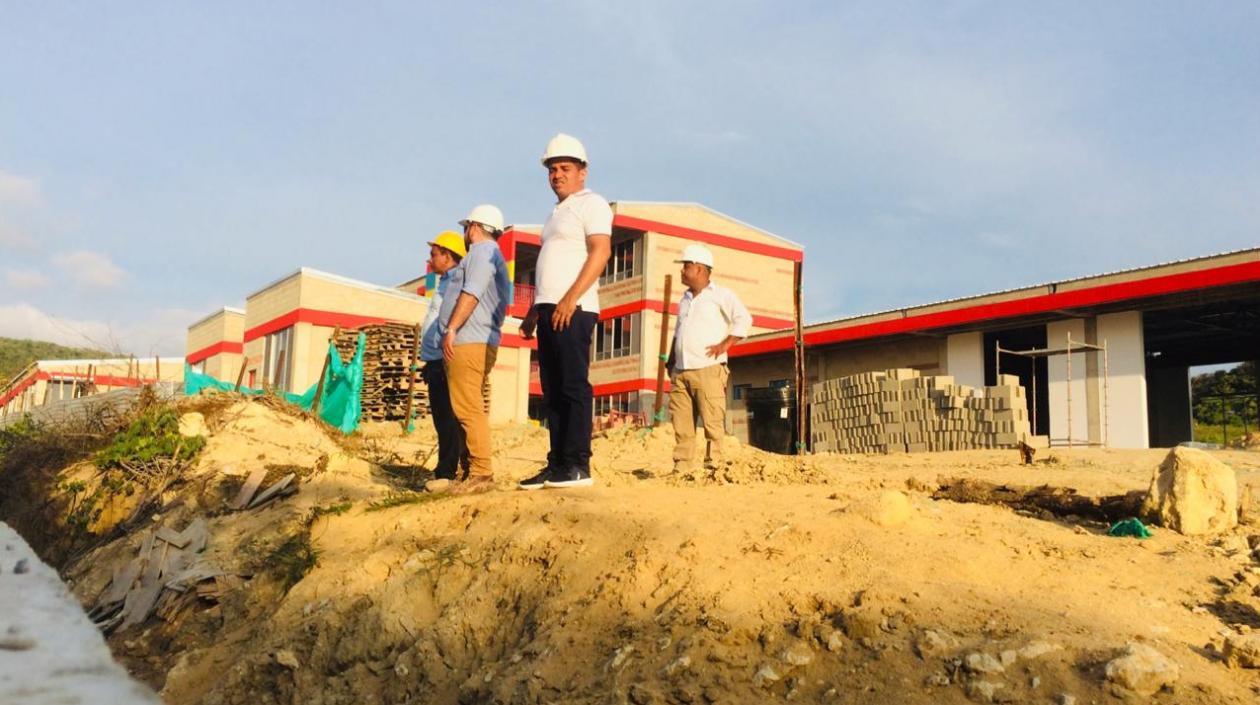 Alcalde de Puerto Colombia inspecciona lote en conflicto.