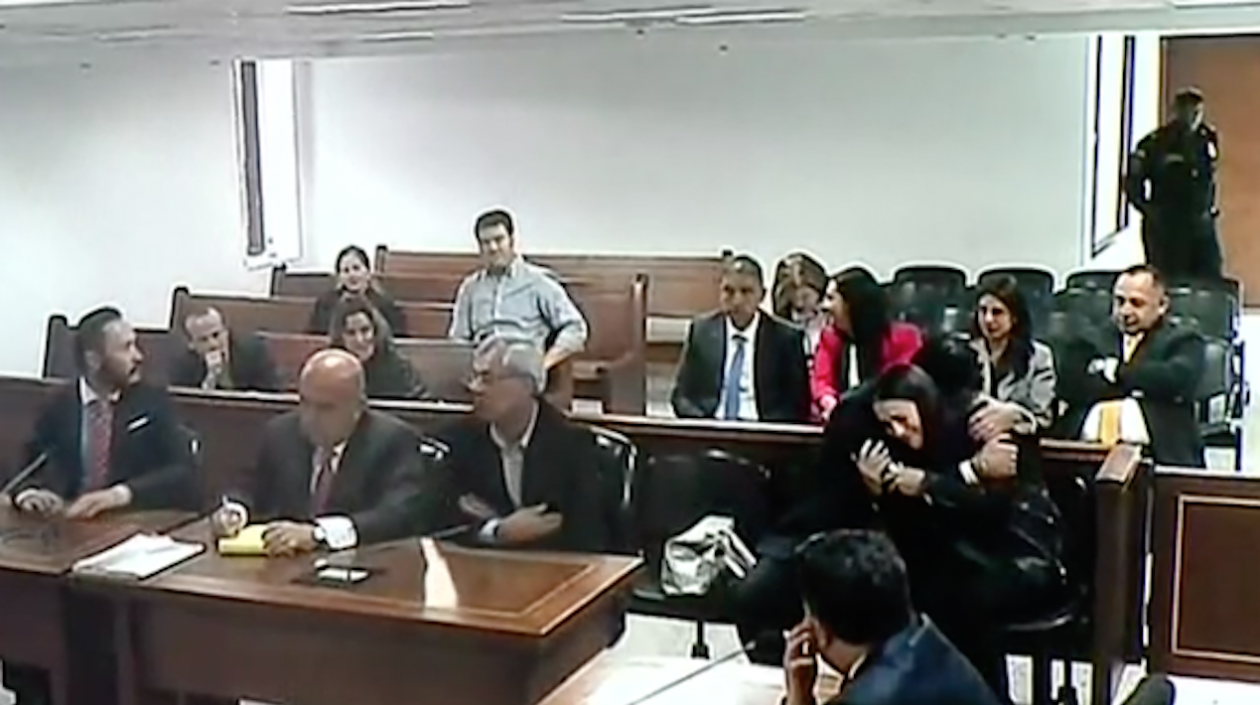 Francisco Uribe y su hermana Catalina se abrazan tras conocer la decisión del juez de absolverlos en el caso por encubrimiento.