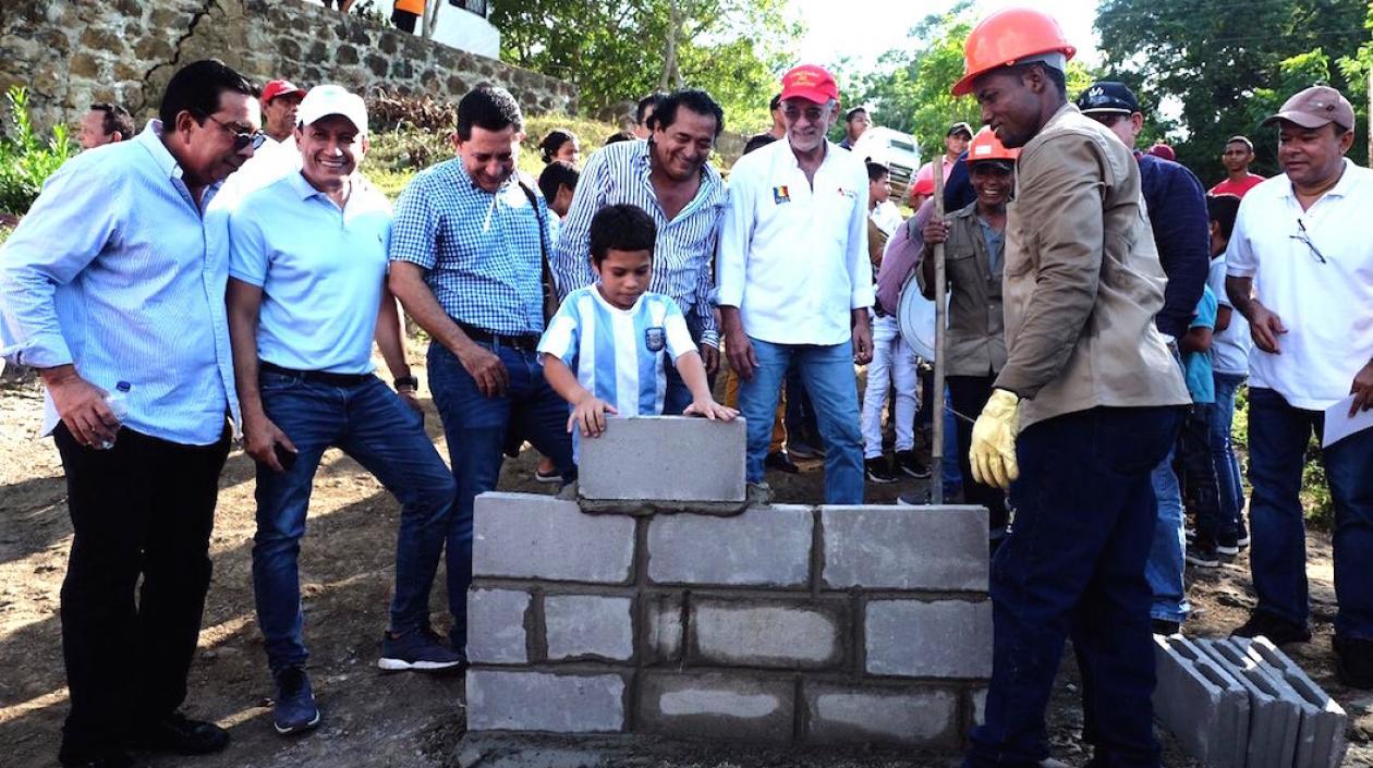 Colocación de las primeras piedras para el proyecto.