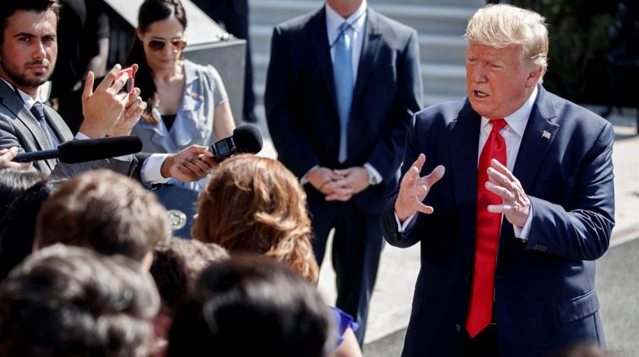 Donald Trump dialoga con periodistas.