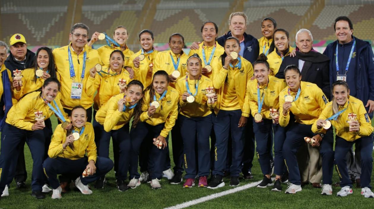 La jugadoras de la selección con las medallas de oro.