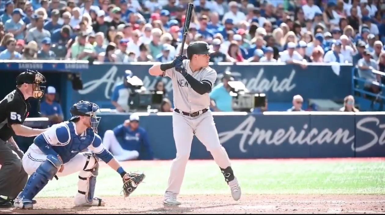 Gio Urshela, en su turno al bate para conectar su jonrón 17 de la temporada.