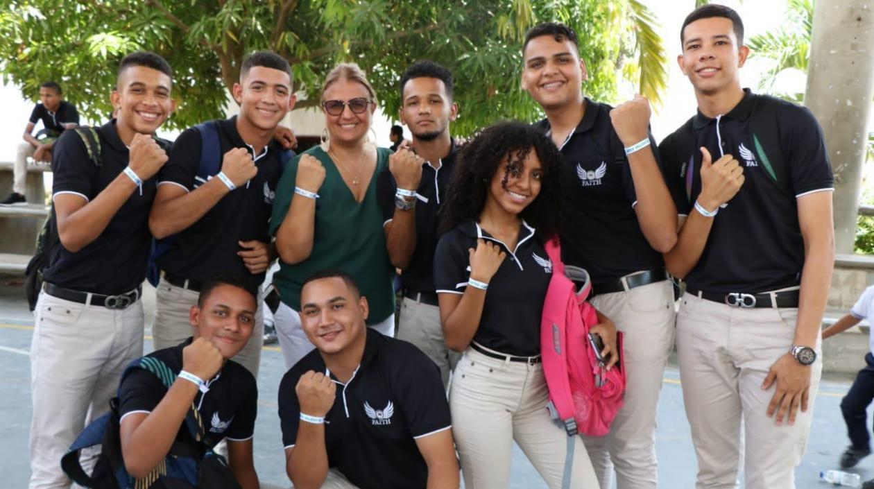 Secretaria de Educación con jóvenes de grado 11.