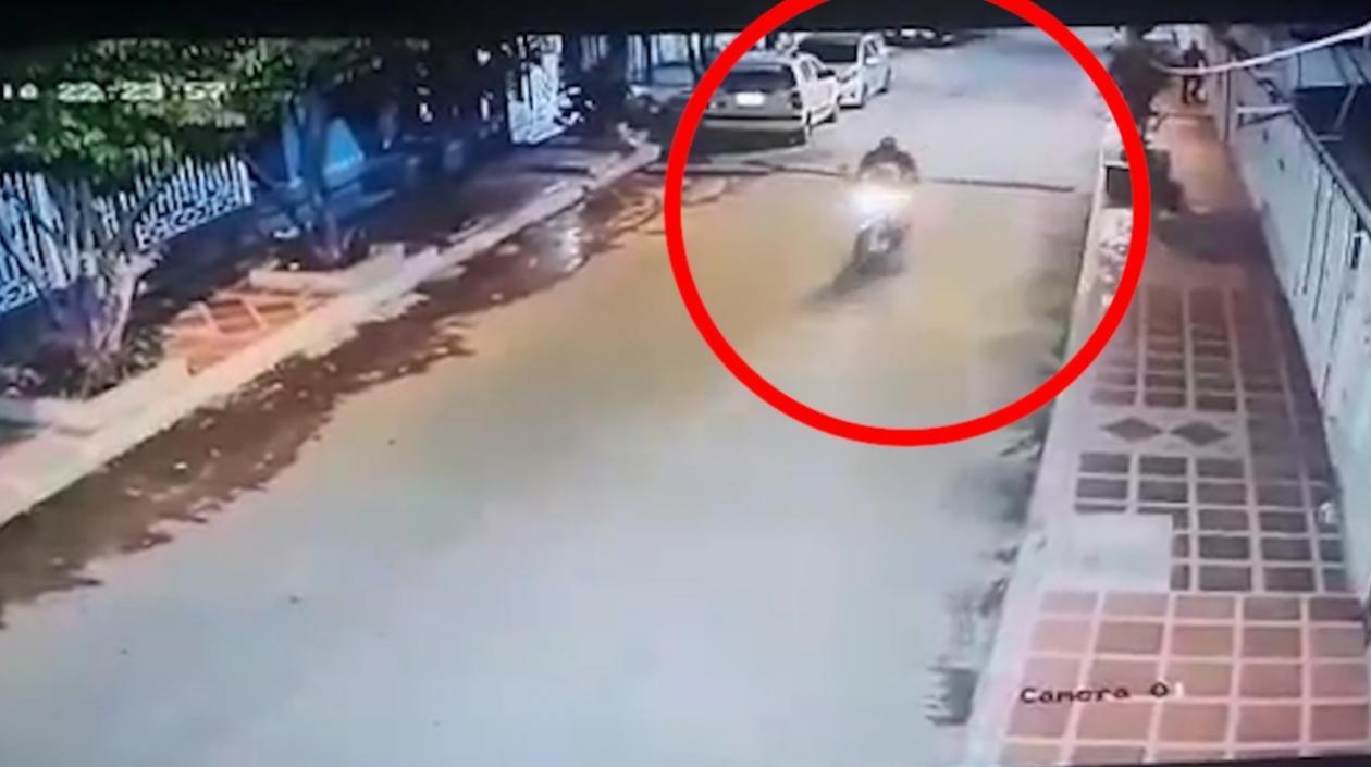 El ladrón huyó en la moto de la víctima.