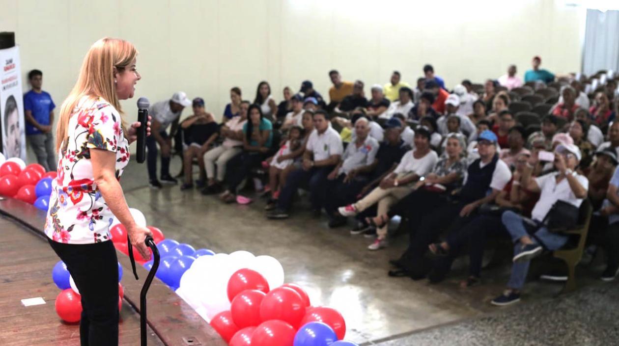 La candidata Elsa Noguera durante el encuentro con dirigentes comunales.