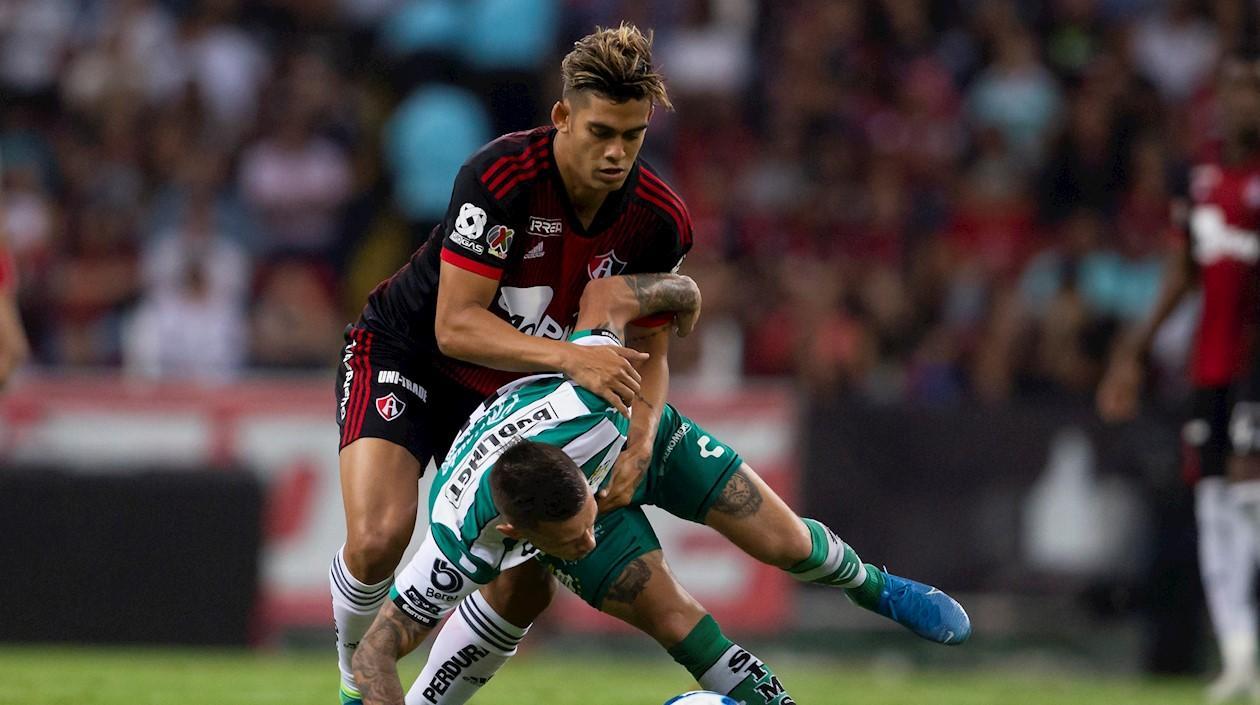 El colombiano Andrés Andrade (i) de Atlas.