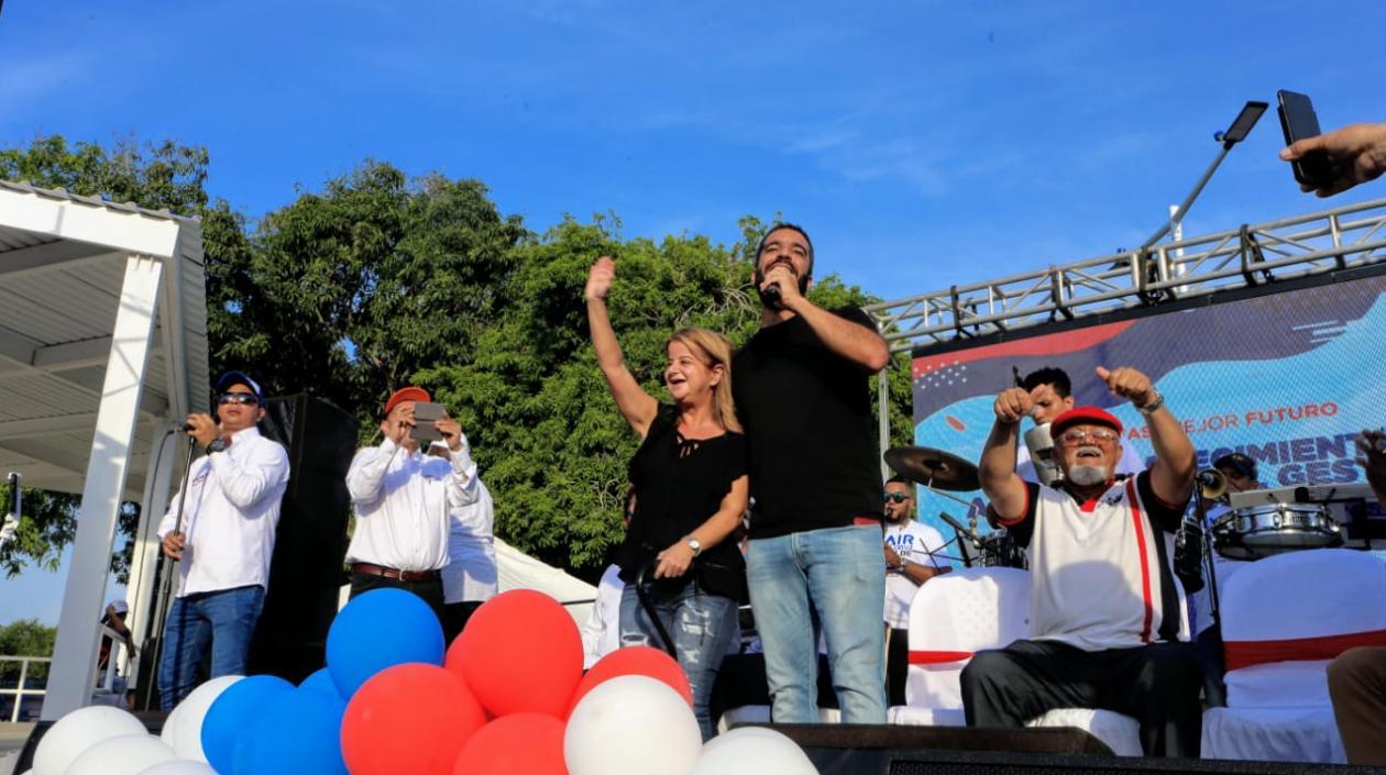 El Senador Arturo Char junto a la candidata a la Gobernación del Atlántico Elsa Noguera.