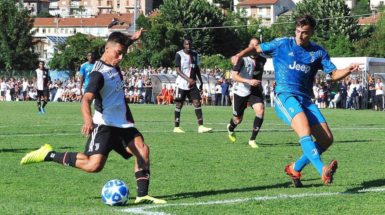 Paulo Dybalao remata para gol en el amistoso contra la Juventus. 