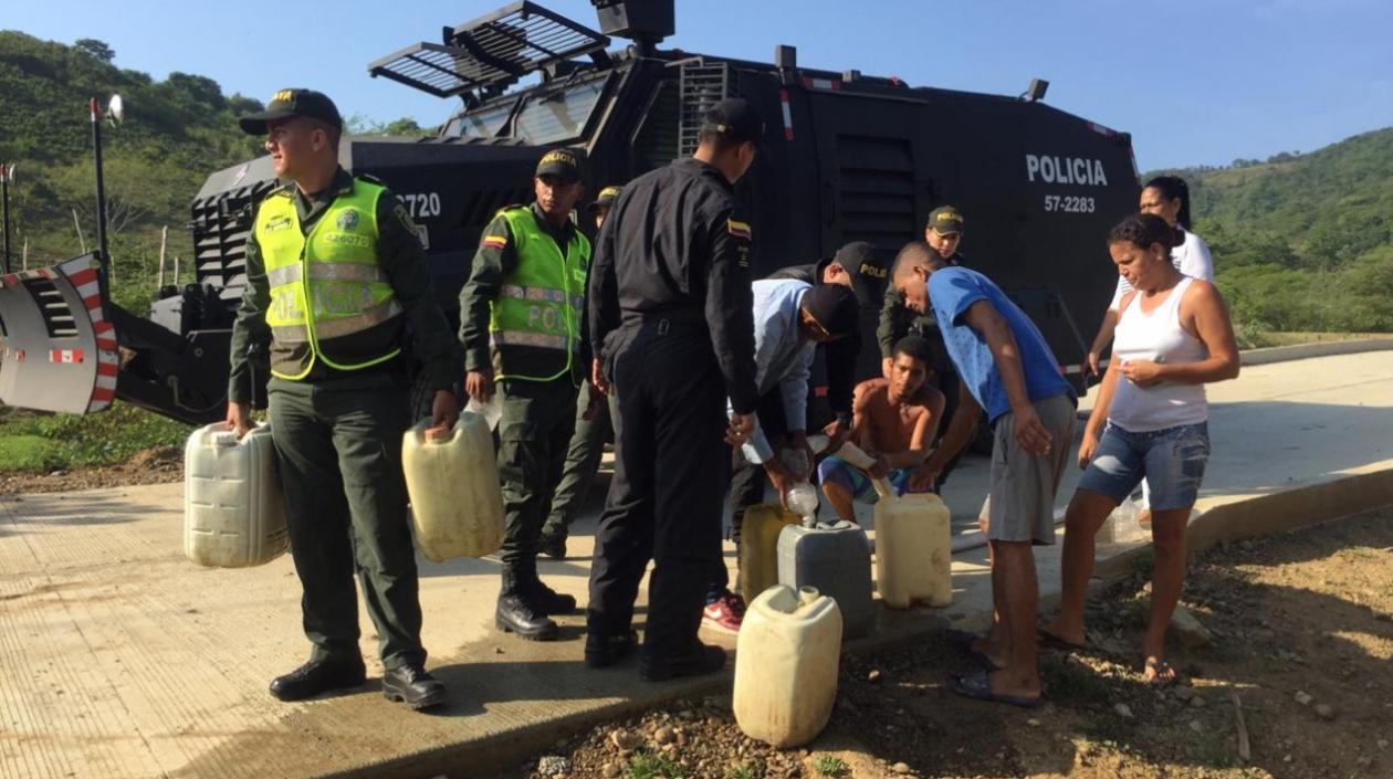 Entrega de agua por parte de la Policía.