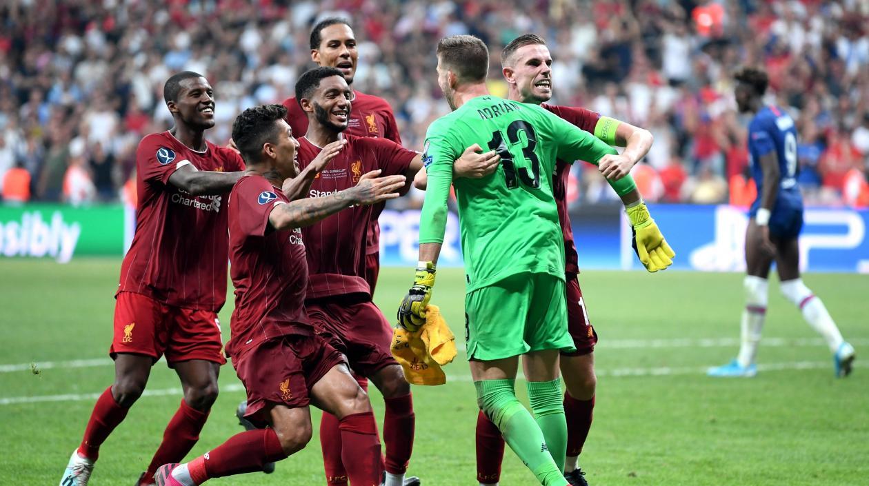 Jugadores del Liverpool celebran con su portero Adrián. 