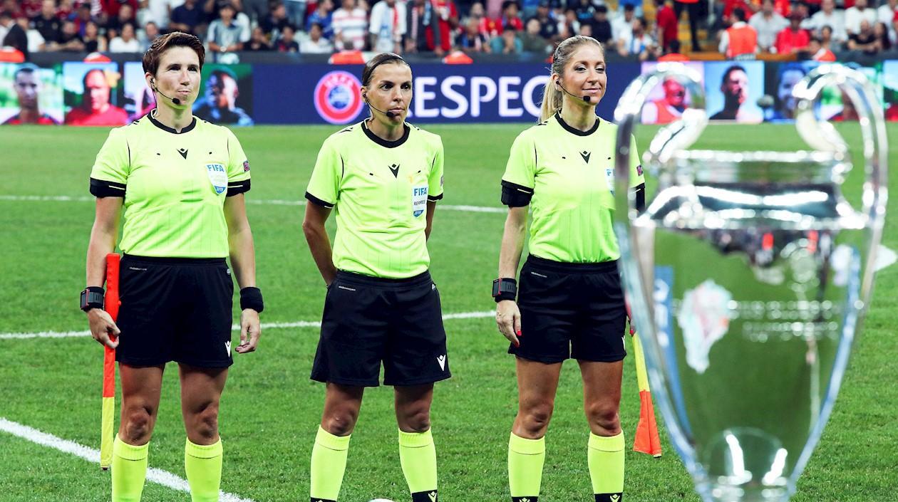 Stephanie Frappart acompañada de sus asistentes antes del inicio del partido. 