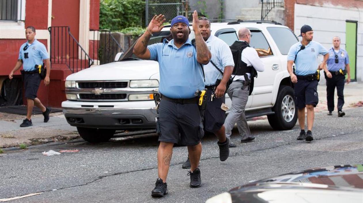 La policía aleja de la zona a los ciudadanos.