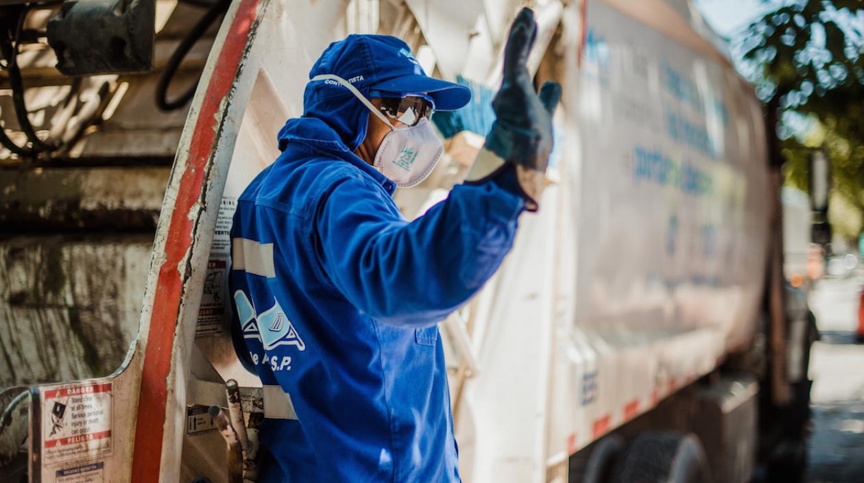 Operarios de aseo de la Triple A.