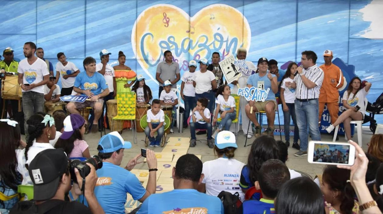 Carlos Vives en el acto de inauguración de la ludoteca ‘La Casa de los Pescaiteros’