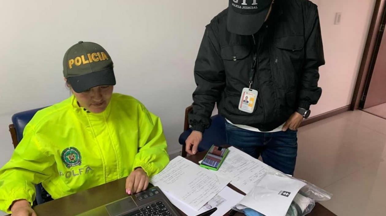 Las autoridades revisan documentación tras la captura de 8 personas.