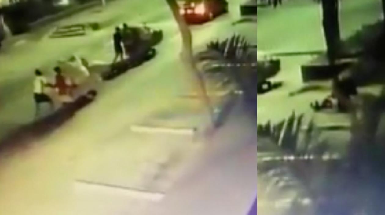 Momentos en que uno de los carretilleros pasan por el lugar y se disponen a hurtar el medidor.