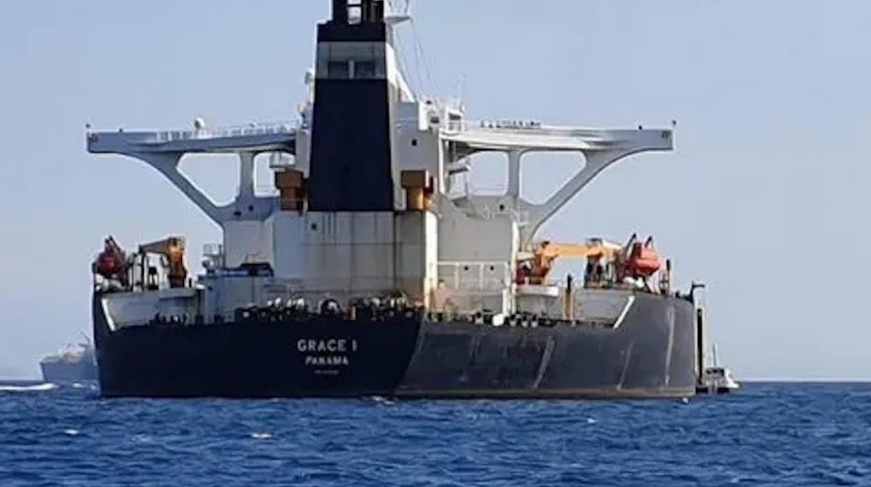 Vista desde Algeciras del petrolero iraní Grace 1. 