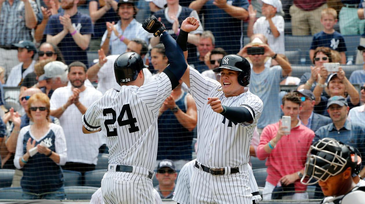 Gary Sánchez celebra con Giovanni Urshela. 
