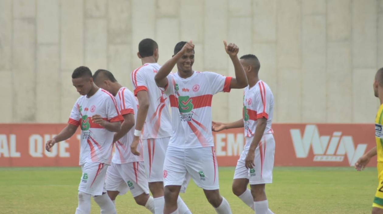 Jugadores de Atlántico celebra tras una de las anotaciones. 