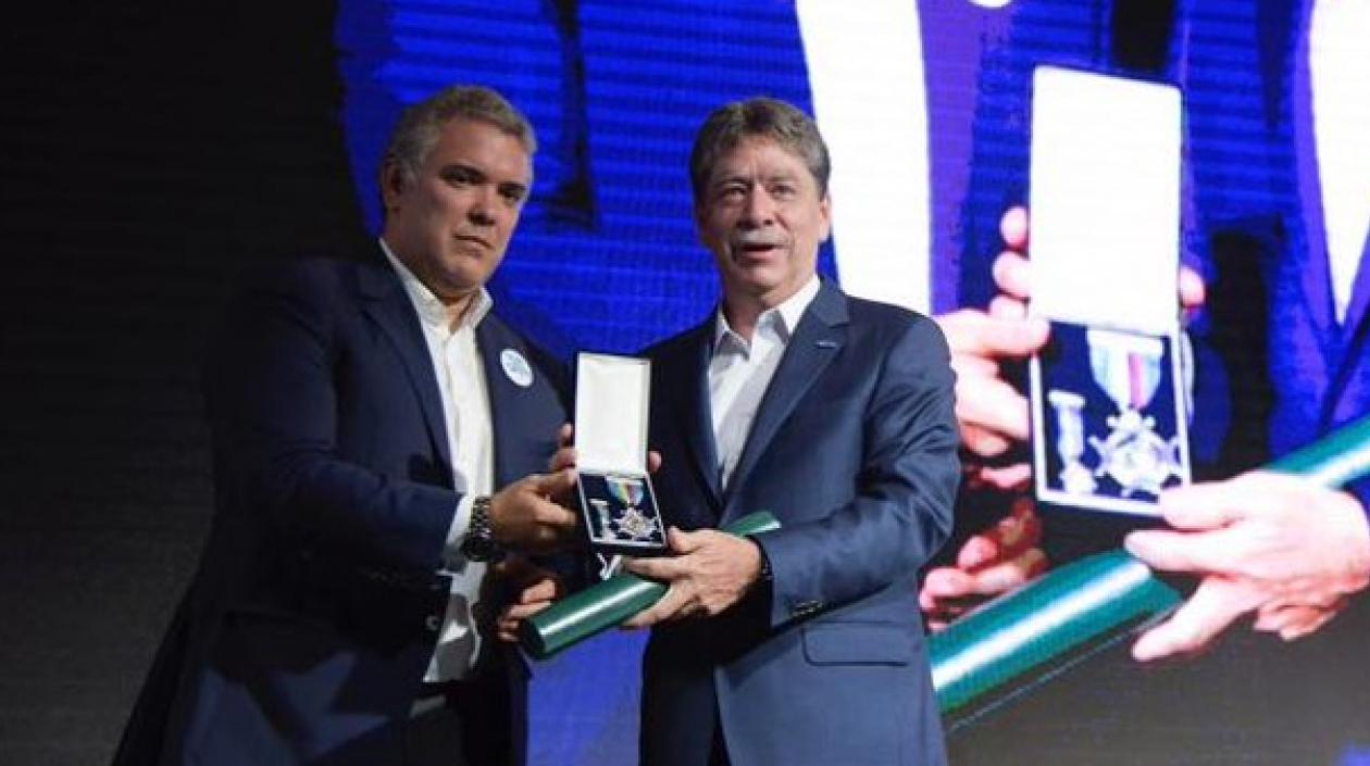 Presidente Duque entrega la Orden al Mérito Empresarial a la ANDI, recibe Bruce Mac Master. 