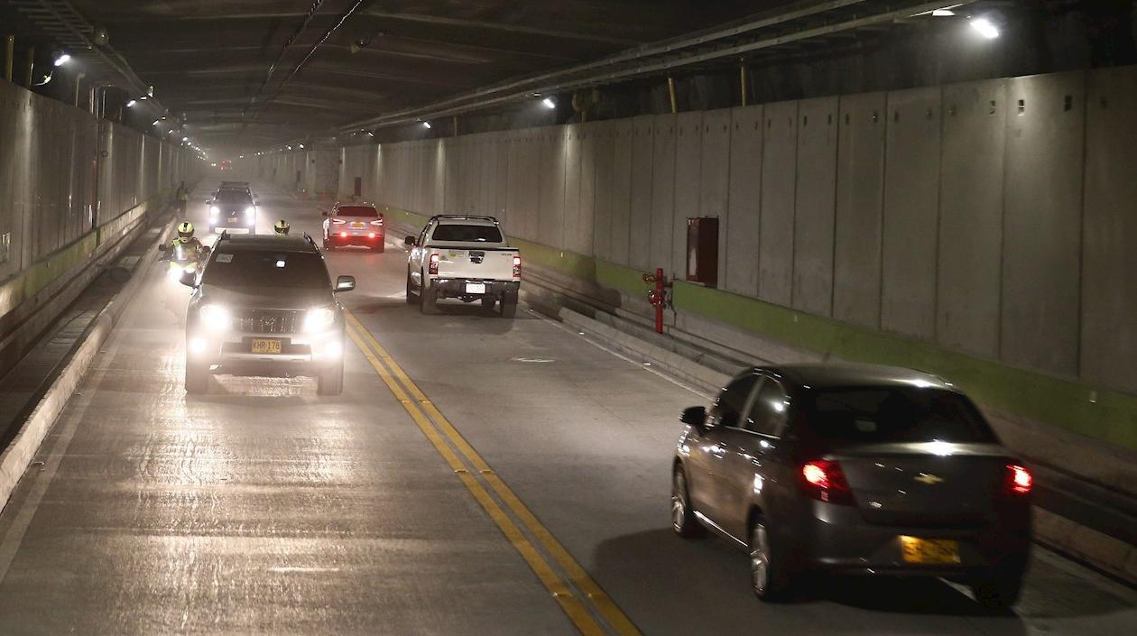 Varios vehículos usan por primera vez el túnel de oriente durante su inauguración este jueves en Medellín (Colombia).