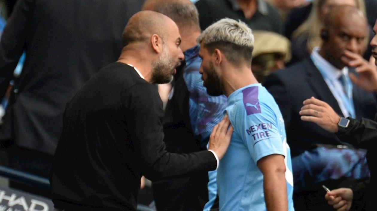 Pep Guardiola y Sergio Agüero discuten durante el partido entre Manchester City y Tottenham.