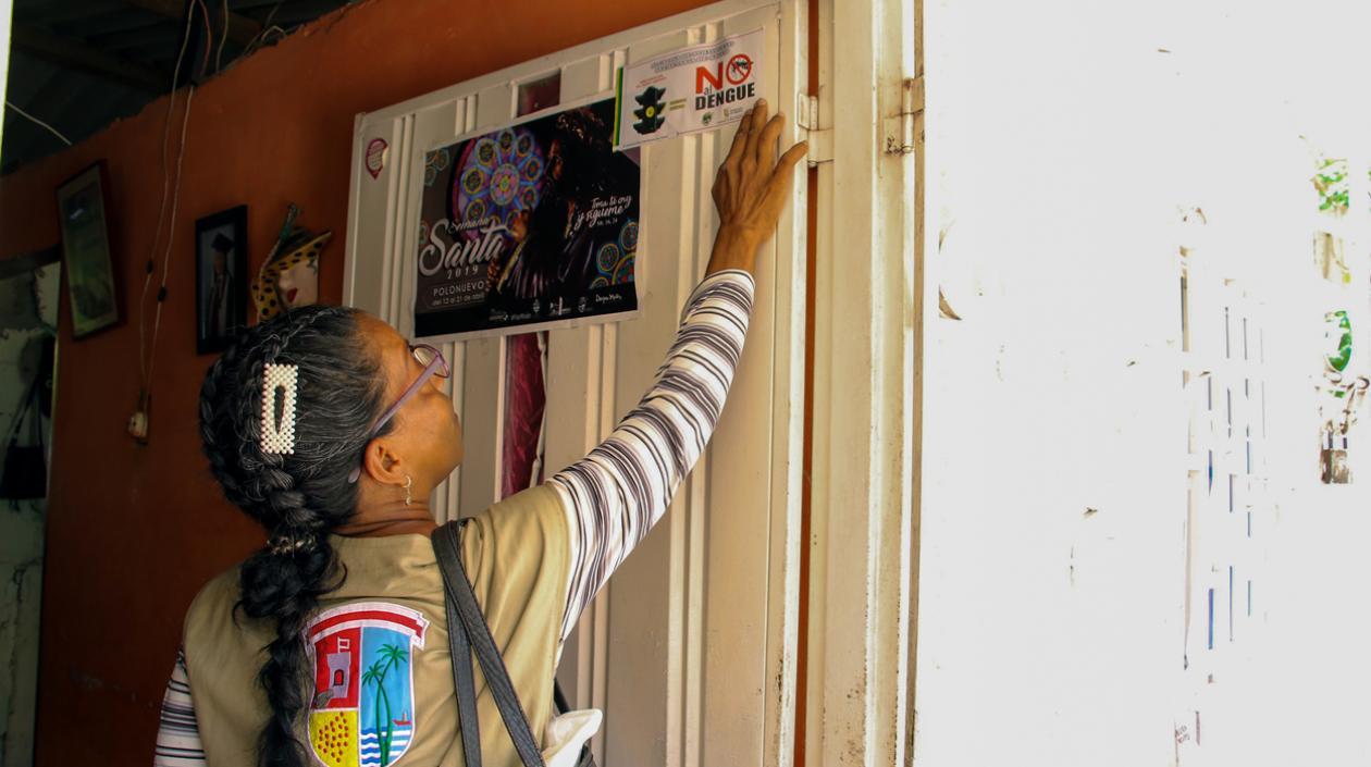 Una funcionaria de la Secretaría de Salud en revisión de una casa en Polonuevo.